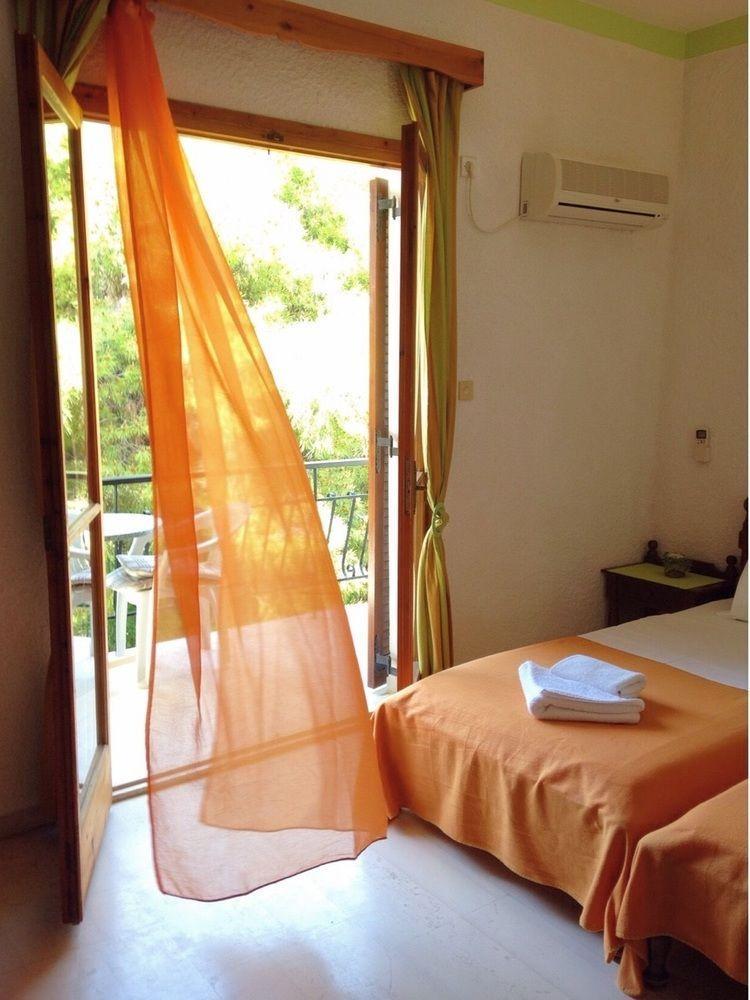 Artemis Rooms Agia Marina  Buitenkant foto