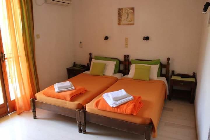 Artemis Rooms Agia Marina  Buitenkant foto