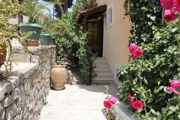 Artemis Rooms Agia Marina  Buitenkant foto